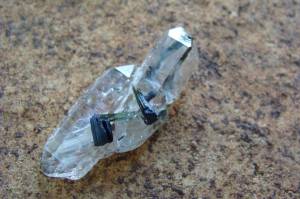 Cristal de Quartzo com Formação de Turmalina
