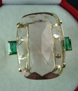 anel de ouro 18k 750 com topazio rosa e duas esmeraldas naturais